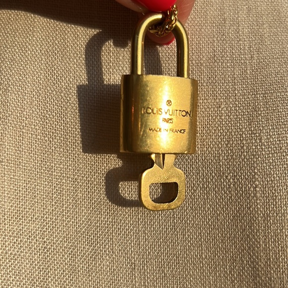 Louis Vuitton authentic lock and key GOLD necklace NWT - Picture 6 of 8